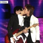 男同士キスをするプリクラが話題ｗｗｗ