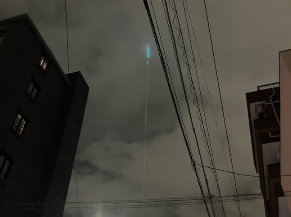 外国人「東京で謎の光線を見たんだけどこれは何なんだ…？」