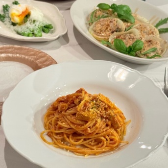 カジキマグロのパスタと、オニオンリング肉詰めのとかの夜ごはん