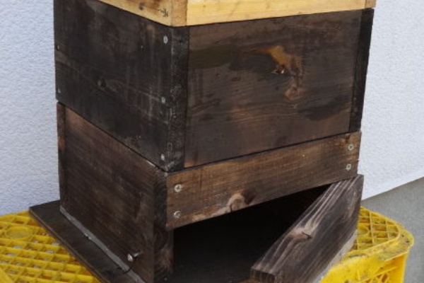 スズメバチ対応 簡単 安価な重箱巣箱の製作 注意点 追記 ニホンミツバチが住める里山を育てる会