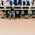 爆〇女性、おっ〇いが大きすぎるせいでアイドルのオーディションに落ちてしまう