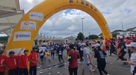 【報道】沖タイ「NAHAマラソン、高校の野球部員らが『人間の鎖』でジョガーの走りをせき止めました！」…ネット「どのような趣旨でこの動画を投稿したのか理解に苦しむ」