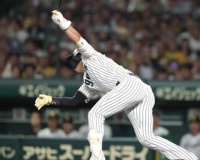 立石が自信満々に見逃した伊勢の4球目、クソストライクwwwwwwwww