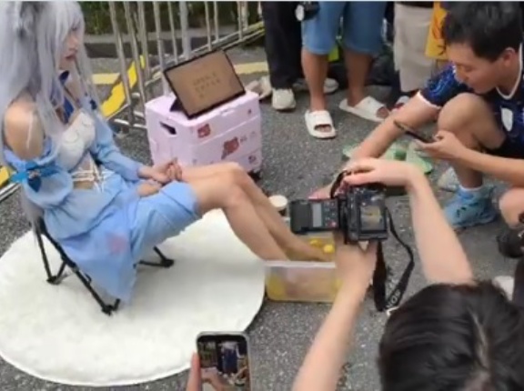 中国人コスプレイヤーさん　オタクががぶ飲みするレモネードを発売してしまうｗｗｗｗｗｗｗｗｗｗｗｗ
