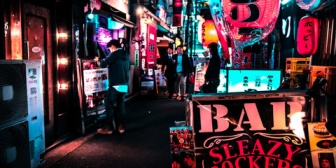 【愚痴】俺の職場の女性がベタベタくっついてくる。この前職場の飲み会があって俺酔っぱらって嫁が迎えに来てくれたんだが、嫁の前で…