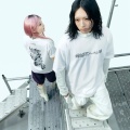 【ﾌｧﾝｻﾏﾘｨ】YOASOBI、「ユニクロ」とコラボTシャツ　Ayaseの首元まで隠す“完全防御”姿に「さすがに違和感｣