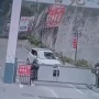 とある女性が街中で急に服を脱がされ、ガチで困惑する様子が収められた動画が拡散される