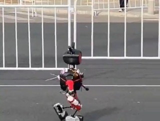 【動画】中国のロボットマラソン大会で最下位となったロボット、かわいい😍と世界で話題