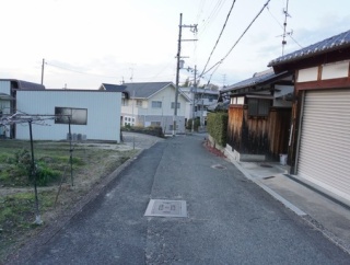 半世紀以上前！交野町時代のマンホールが私市の獅子屈寺に向かう坂道にある