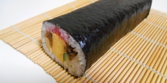 海の幸のにぎり寿司食べ放題ツアーに参加したら、最初にでかい太巻きが一人一本出てきた。詐欺だなんだと客が騒ぎ出したら「太巻きをパスされるかたは、別途料金3000円です」