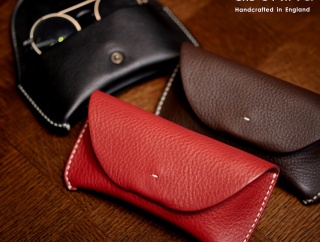 英国仕立てのレザーケースで、眼鏡にも居心地を