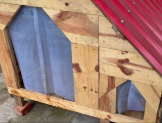 猫＆犬の小屋をニコイチ住宅にしてみたら…いい感じ！（動画）