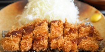 【一目惚れ！】仕事終わりに大阪梅田でウロウロして夕食にトンカツ屋に入って注文。→スマホをさがしていたが見つからず…