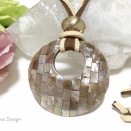 きらめく 光 の Mosaic Art ♡「 シェル 」ネックレス を 掲載しました！