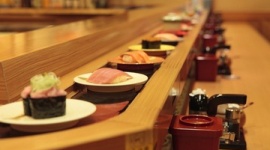 「回転寿司」食べ終わった後も居座り続ける女子集団…店は退店を求めることは可能?