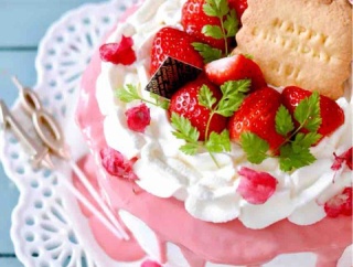 18歳の誕生日はガーリーピンクな【苺ドリップケーキ】