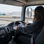 【悲報】まんさん、高速運転中にTikTokのスクショを取ろうとして6人を死なせてしまう