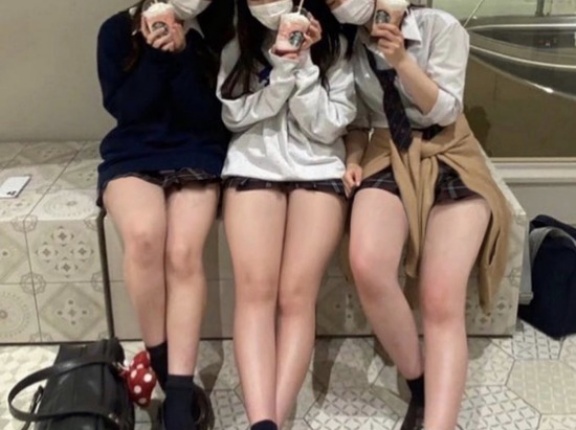 【画像】女子校生さんたち、スタバで男性客らを誘惑してしまう・・・・