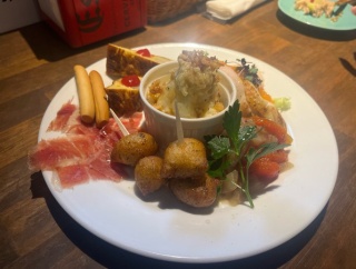 改札から30秒の隠れ家スペインバル。美味しいタパスとワインで乾杯！　casa de azul （カサ デ アスール）十三