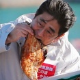 (ヽ´ん`)「一人で食べる。俺の肉だから」