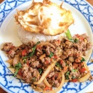 ２５年タイ料理食べ納めは「ライカノ」（北千住）で「牛肉のガパオ炒めごはん」セットと「揚げ春巻」