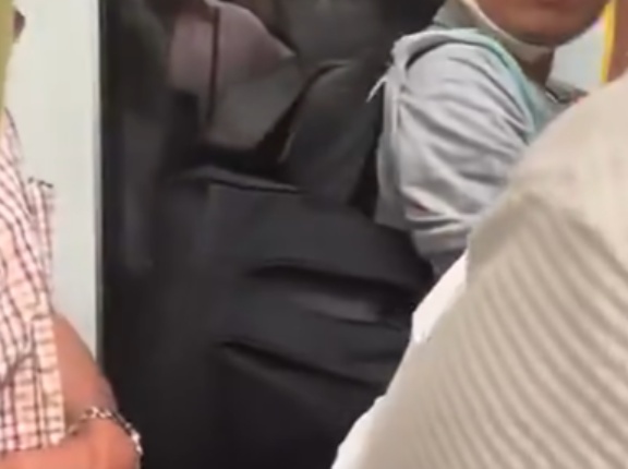 【動画】痴漢された女さん、電車内で発狂