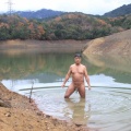 ダム湖の畔