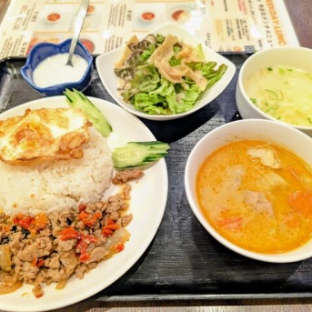 ２種コンボランチがうれしい「タイヴィレッジ」（御徒町）でＢ「ガパオ炒めとマッサマンカレー」