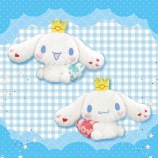 『[イコラブ] シナモロール＝ＬＯＶＥのクレーンゲーム専用景品「ふわふわ王冠BIGぬいぐるみ」が登場！！』の画像