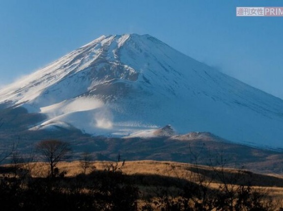 【X】富士山山頂「コーラ1本600円」は高い？安い？山小屋経営者に聞いた“1本あたりの粗利”と設置工程の実情