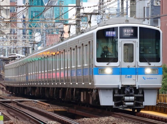 小田急が今後8両の列車を増やす可能性を考える
