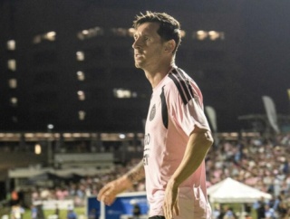 メッシ災難、乱入ファンに巻き込まれピッチに引き倒される