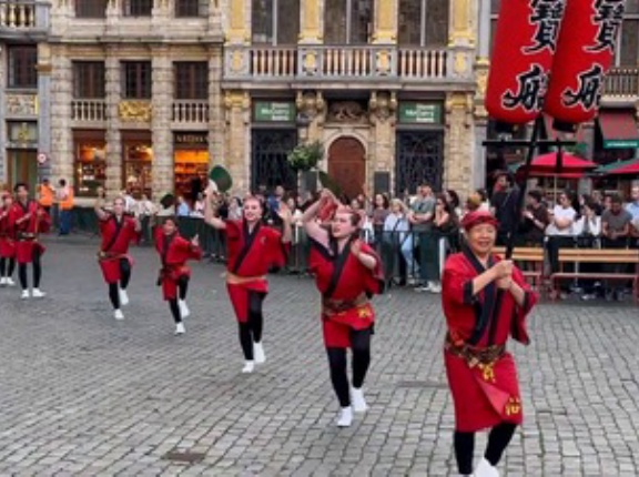 ベルギー国交樹立160周年を祝い世界遺産の広場で阿波踊り