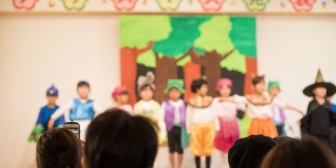 幼稚園の発表会に行ったら、全く知らないお母さんから子供の着替えを頼まれて…非常識な人もいるもんだ