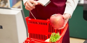 レジに会計待ち(10人以上)の列が。→チンピラが先頭に割り込んで商品とお札を置き「早くしろ！」とヒョロ長メガネのレジ係(♂)に凄んだ結果…