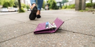 知らない男「あなたの定期入れを拾ったから連絡欲しい」私「交番か駅に届けて下さいませんか」男「会ってお礼が聞きたいので、待ち合わせ場所に来てほしい」→結果…