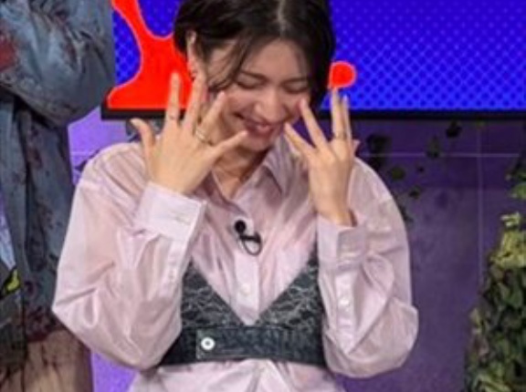【画像】Lynnさん、うっかり服の上からブラをつけて生配信ｗｗｗｗ