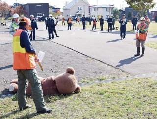 ヒグマ出没訓練、こりゃダメそうだと話題に