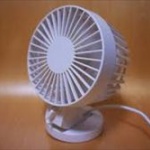 最近歩きながら小さい扇風機を回してる人多いけど、あれって涼しいの？w 	
