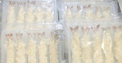 大量の特大エビフライを揚げた