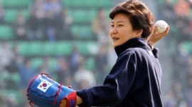 朴大統領が始球式で日本ブランド「アシックス」着用して騒動に…韓国