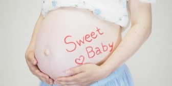 嫁が妊娠して、もうすぐ臨月。両親学級の出産ビデオみて、嫁1人だけ貧血起こして横になったそうだ。こんなので大丈夫なのか？