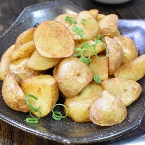 キリっとした味わい♪揚げじゃがの梅肉和え
