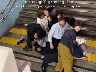 日本人が痴漢を皆で協力して捕まえる動画が話題に！　海外の反応。