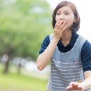 【親はこの状況知ってほしい】小学生が電車内でつり革遊びはじめる...