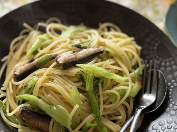 ワンポットで1人前だけ作る【セロリとイワシのオイルパスタ】と全部の店に断られたので帰ってから作る土曜の晩ごはん