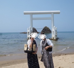 【娘と福岡旅行2025】⑦糸島の人気スポット「桜井二見ヶ浦の夫婦岩」観光＆イーゾ福岡で娘のキティちゃんグッズ購入♬