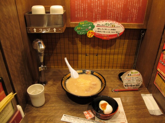 海外「一蘭は訪日旅行者に凄い人気だよな」外国人が好きな日本の外食チェーンランキングに対する海外の反応