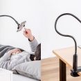 ベッドでもデスクでも自由自在なスマホホルダー