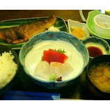 『新橋 旬の創作料理 どんと 「焼魚と刺身三点盛」850円』の画像